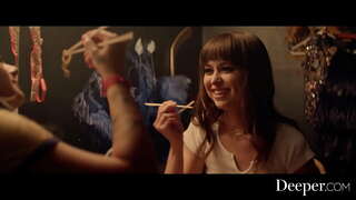 Fil-fond. Babes Sexy igawdu lesbjani mara