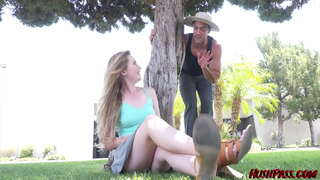 Sable Jones poziva Vrtnar nad Trim ji Bush