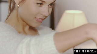 Simpatik esmer izləyir, özü güzgü zamanı mastürbasyon