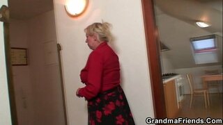 Стариот вдовица услуги две repairmen