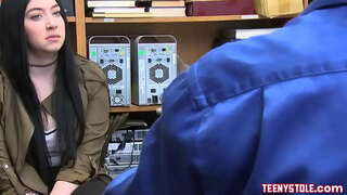 Возбужденная белән милым личиком яшь порнозвезда буенча исемендәге Амиллия Оникс ала җәза нче егетнең берсе куркынычсызлык хезмәте белән зур әгъзасы