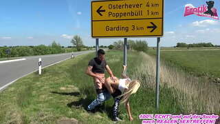 Creampie በፊት የጎዳና ላይ blonde የሚሰጡዋቸውን slut