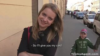 ���ेचीदा एजेंट - उसे बिल्ली गीला है और तंग