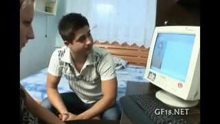 ���ंदा लड़की उसे लंबे पैर उठाती.