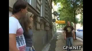 ���ರುಣ ಕುಳಿತುಕೊಳ್ಳುತ್ತಾನೆ ಮತ್ತು stares