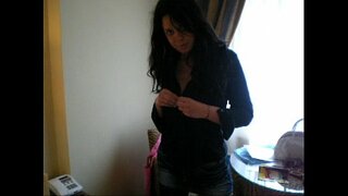 Itālijas amatorial Lilly sloksnes un masturbē