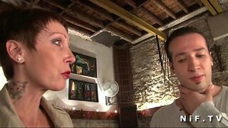 Μεγάλα βυζιά και τατουάζ γαλλικά ώριμη παίρνει σφιχτό κώλο σφυρήλατο