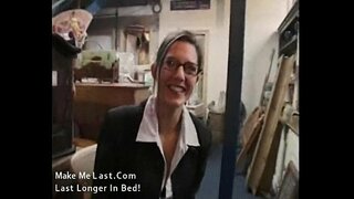 Seksīga brunete mājsaimniece kļūst shagged pie viņas darba vietā