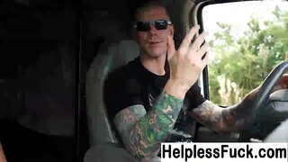 Merched Yn Eu Harddegau Fodio Lifft