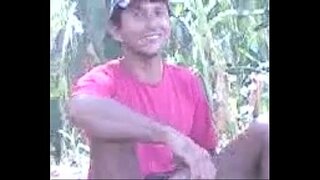 пријател колеги покажува дик за време на работа се скрши