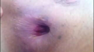 Се обидува да го стави во газот, надвор