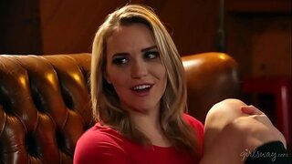 Mary Chechik pancutan di depan Mia Malkova