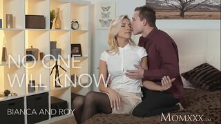 Русокоса канцеларија на шеф е мило таа изневерил сопругот со канцеларијата ј.