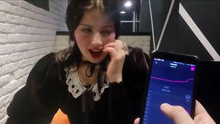 Девојка се задеваат со дечко со ohmibod во ресторан