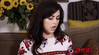 Alluring Јулија Ен и Витни Бела ракување со голем кур