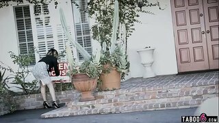 Malaking tite rieltor kabataan ay gumagawa sigurado na siya ay nagbebenta ng mga bahay