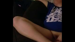 Er xotini xonada bo'lganida o'ynayotganini yozib oladi