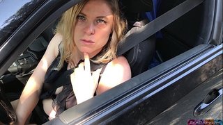 Loira pega estranho e fode de volta ao seu lugar