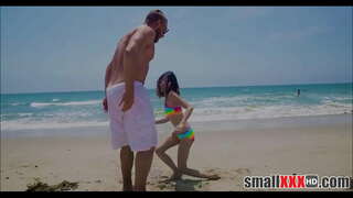 Anzjani U Petite Ċkejkna Tifla Jasmine Griż Jiġrilha Żgħar Big Miġbud Mill-Vit Enormi Guy Mill-Bajja