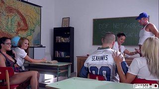 بچه دالی Diore &amp;amp; Cathy Heaven به اشتراک گذاری وب با دوستان خود در کلاس درس