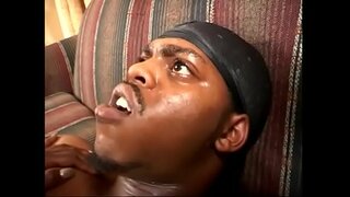 Прилично redhaired чоколадо бебе Кели Владеење беше coughed зелка вода во устата по притискање нејзините влакнести twat