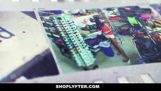 Тинејџерски русокоса е ноќни смени вработен во продавницата.Службеникот се уапсени неа за крадење на претпладневната смена извештаи и таа признава дека таа го направи тоа 1 или 2 пати.Службеникот се вади својот дик и овозможува на неа грлото тоа.За возврат тој licks и ебе пичката.