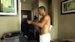 СОБНА УСЛУГА! Голем плен Латина добива fucked кучешки стил од страна на гостин и squirts на градите.