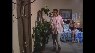 Dude fucks sa usa ka leggy blonde sa usa ka iro pose samtang ang iyang mga higala nga tan-awon sa sunod nga lawak