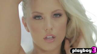 Топла лезбејка покажа нејзината совршена големи гради