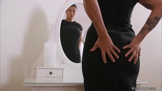 Brunetka Milf pozval velký prsa blondýna Milf sexy na Valentýna doma a pak anální šuká s tlustou popruh na penis