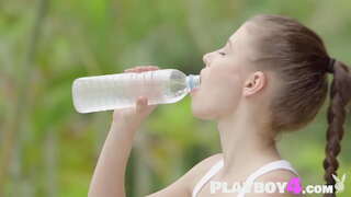 Sexy babe whakaatu pai te tinana