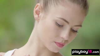 Hubená brunetka děvka striptýz v průběhu box školení