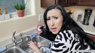 ���ોટ મમ્મી લીલી લેન માંગે છે તેના stepsons રસ છે, તેથી તે તેને સવારી જ્યારે શિશ કરી લોન્ડ્રી