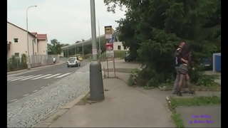 Có một con điếm trẻ để chết tiệt dưới một cây cầu, trong công viên